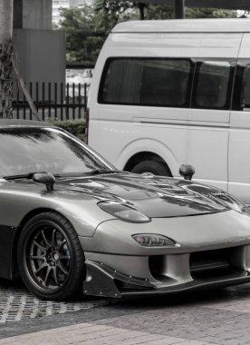 Bangkok Tayland 22 numara. Mai 2018 Siyah beyaz resim Huai Khwang Bangkok Tayland 'a park etmiş spor arabayı ayarladı.