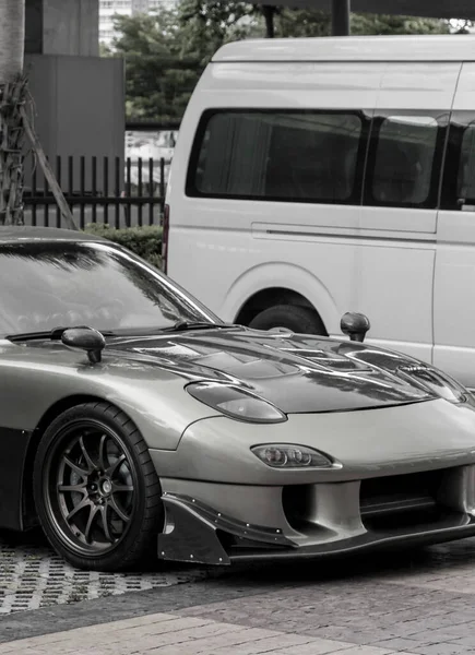 Bangkok Tayland 22 numara. Mai 2018 Siyah beyaz resim Huai Khwang Bangkok Tayland 'a park etmiş spor arabayı ayarladı.