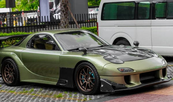 Bangkok Tayland 22 numara. Mai 2018 Huai Khwang Bangkok Tayland 'a park edilmiş yeşil akortlu spor araba..