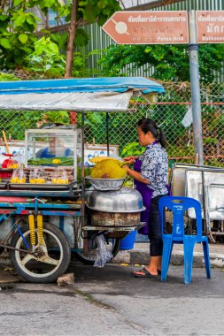 Bangkok Tayland 22 numara. Mai 2018 Bangkok Tayland 'da sokak yemeklerinden meyve alır gibi yiyecek ve meyve alıyor..