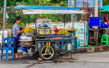 Bangkok Tayland 22 numara. Mai 2018 Bangkok Tayland 'da sokak yemeklerinden meyve alır gibi yiyecek ve meyve alıyor..