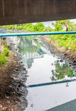 Tayland 'ın başkenti Bangkok' ta çirkin bir şekilde eski ve kirli bölgelere doğru koşuyor..