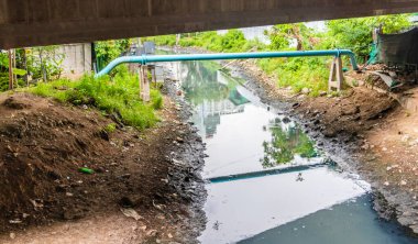 Tayland 'ın başkenti Bangkok' ta çirkin bir şekilde eski ve kirli bölgelere doğru koşuyor..