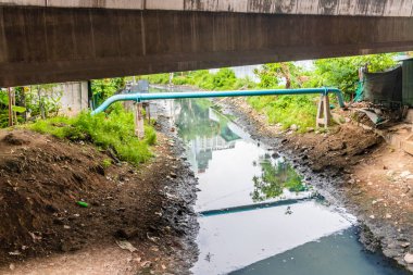 Tayland 'ın başkenti Bangkok' ta çirkin bir şekilde eski ve kirli bölgelere doğru koşuyor..