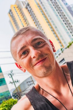 Bangkok 'ta dünya turu yapan bir gezgin. Hala Tayland 'da sırt çantan var mı??