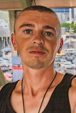 Bangkok 'ta dünya turu yapan bir gezgin. Hala Tayland 'da sırt çantan var mı??