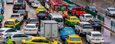 Bangkok Tayland 22 numara. Mai 2018 Yoğun Bangkok Tayland 'da yağmurlu bir günde yoğun trafik sıkışıklığı.