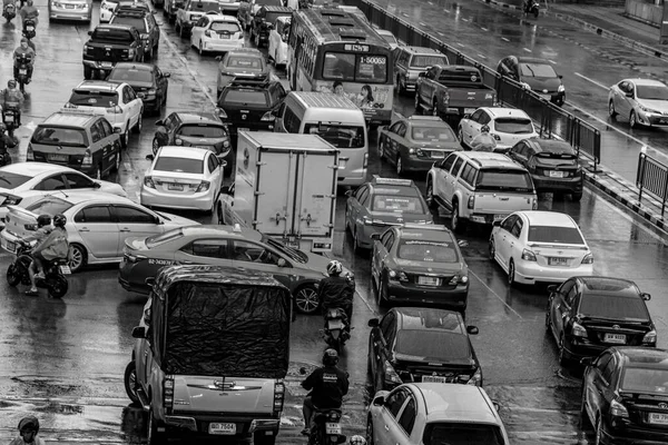 バンコクタイ22 マイ2018ラッシュ時間忙しいバンコクで雨の日に大きな交通渋滞タイ黒と白の写真 — ストック写真