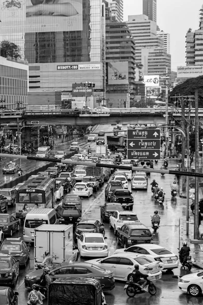 バンコクタイ22 マイ2018ラッシュ時間忙しいバンコクで雨の日に大きな交通渋滞タイ黒と白の写真 — ストック写真