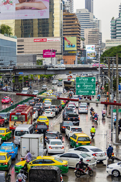 Bangkok Thailand 22. Mai 2018 Rush hour big heavy traffic jam on rainy day in busy Bangkok Thailand.