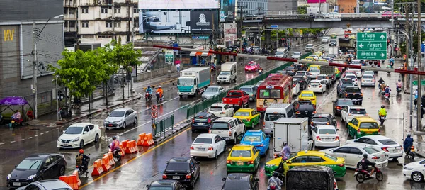 バンコクタイ22 マイ2018ラッシュ時間忙しいバンコクで雨の日に大きな交通渋滞タイ — ストック写真