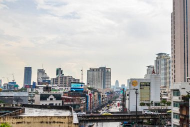 Bangkok Tayland 22 numara. Mai 2018 Şehir Yağmuru ve Tayland Ratchthewi Bangkok 'ta yoğun trafik.
