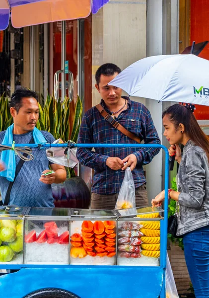 Bangkok Tailândia Mai 2018 Comprando Alimentos Frutas Uma Banca Comida — Fotografia de Stock