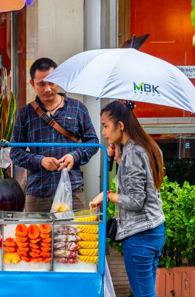 Bangkok Tailândia Mai 2018 Comprando Alimentos Frutas Uma Banca Comida — Fotografia de Stock
