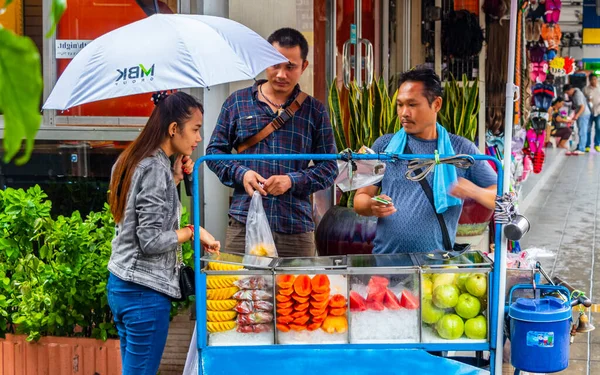 Bangkok Tailândia Mai 2018 Comprando Alimentos Frutas Uma Banca Comida — Fotografia de Stock