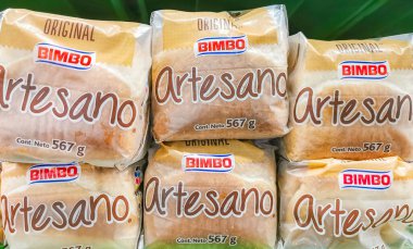 Playa del Carmen Meksika 23 numara. Nisan 2021 Playa del Carmen Meksika 'daki süpermarkette beyaz ekmek artesano ambalajı.