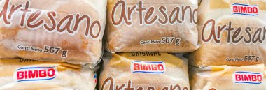 Playa del Carmen Meksika 23 numara. Nisan 2021 Playa del Carmen Meksika 'daki süpermarkette beyaz ekmek artesano ambalajı.