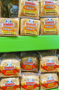 Playa del Carmen Meksika 23 numara. Nisan 2021 Bimbo beyaz ekmek Blanco Integral Mediano ve Multi Grano paketleme Playa del Carmen Mexico süpermarkette.
