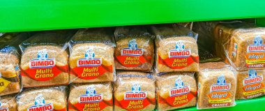 Playa del Carmen Meksika 23 numara. Nisan 2021 Bimbo beyaz ekmek Blanco Multi Grano paketleme Playa del Carmen Meksika süpermarketinde.