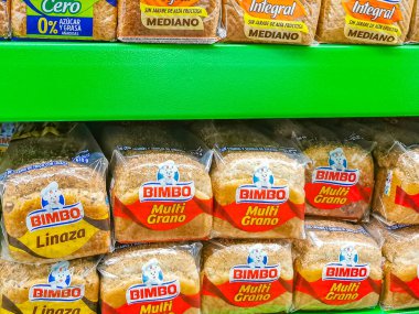 Playa del Carmen Meksika 23 numara. Nisan 2021 Bimbo beyaz ekmek Blanco Integral Mediano ve Multi Grano paketleme Playa del Carmen Mexico süpermarkette.