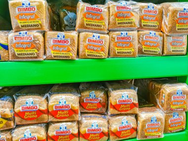 Playa del Carmen Meksika 23 numara. Nisan 2021 Bimbo beyaz ekmek Blanco Integral Mediano ve Multi Grano paketleme Playa del Carmen Mexico süpermarkette.