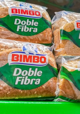 Playa del Carmen Meksika 23 numara. Nisan 2021 Bimbo beyaz ekmek Doble Fibra Playa del Carmen Meksika 'daki süpermarkette paketleme.