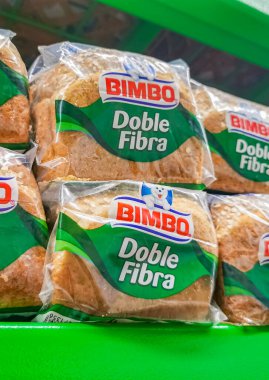 Playa del Carmen Meksika 23 numara. Nisan 2021 Bimbo beyaz ekmek Doble Fibra Playa del Carmen Meksika 'daki süpermarkette paketleme.