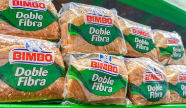 Playa del Carmen Meksika 23 numara. Nisan 2021 Bimbo beyaz ekmek Doble Fibra Playa del Carmen Meksika 'daki süpermarkette paketleme.