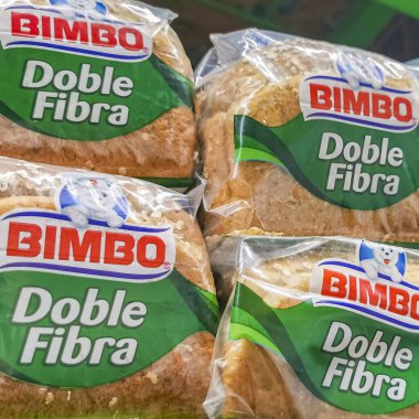 Playa del Carmen Meksika 23 numara. Nisan 2021 Bimbo beyaz ekmek Doble Fibra Playa del Carmen Meksika 'daki süpermarkette paketleme.
