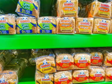 Playa del Carmen Meksika 23 numara. Nisan 2021 Bimbo beyaz ekmek Blanco Integral Mediano Cero Cero ve Multi Grano paketleme Playa del Carmen Mexico süpermarketinde.