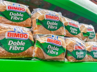 Playa del Carmen Meksika 23 numara. Nisan 2021 Bimbo beyaz ekmek Doble Fibra Playa del Carmen Meksika 'daki süpermarkette paketleme.