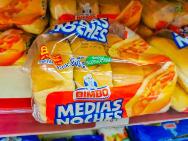 Playa del Carmen Meksika 16 numara. Nisan 2021 Bimbo Hot dog ekmeği. Meksika Playa del Carmen 'deki süpermarkette Medias Noches paketi..
