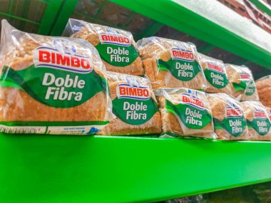 Playa del Carmen Meksika 23 numara. Nisan 2021 Bimbo beyaz ekmek Doble Fibra Playa del Carmen Meksika 'daki süpermarkette paketleme.