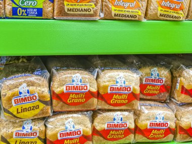 Playa del Carmen Meksika 23 numara. Nisan 2021 Bimbo beyaz ekmek Blanco Integral Mediano ve Multi Grano paketleme Playa del Carmen Mexico süpermarkette.