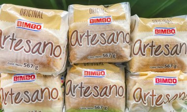 Playa del Carmen Meksika 23 numara. Nisan 2021 Playa del Carmen Meksika 'daki süpermarkette beyaz ekmek artesano ambalajı.