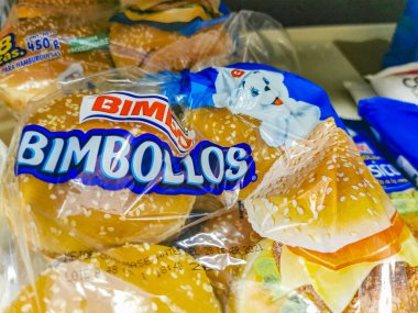 Playa del Carmen Meksika 16 numara. Nisan 2021 Bimbo Hamburger ekmeği Meksika 'daki Playa del Carmen süpermarketinde paketleme.