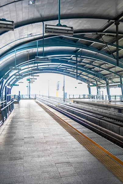 マッカ山駅の電車メトロ空港線リンク Ratchthewi Bangkok Thailand — ストック写真