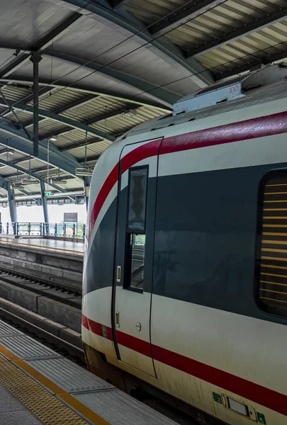 マッカ山駅の電車メトロ空港線リンク Ratchthewi Bangkok Thailand — ストック写真