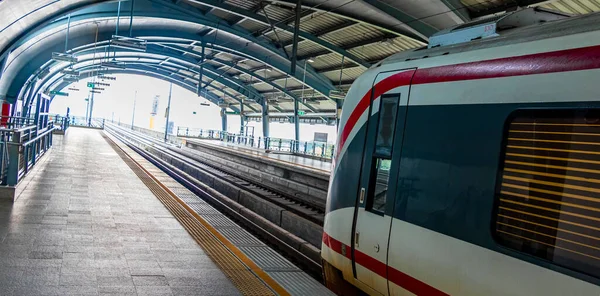 マッカ山駅の電車メトロ空港線リンク Ratchthewi Bangkok Thailand — ストック写真