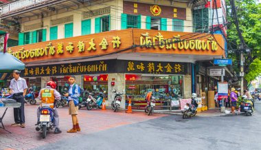 Bangkok Tayland 22 numara. Mai 2018 Tipik renkli alışveriş caddeleri tabela mağazaları ve Yaowarat Yolu Bangkok Tayland 'daki Çin Mahallesi.