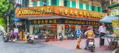 Bangkok Tayland 22 numara. Mai 2018 Tipik renkli alışveriş caddeleri tabela mağazaları ve Yaowarat Yolu Bangkok Tayland 'daki Çin Mahallesi.