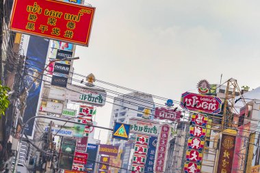 Bangkok Tayland 22 numara. Mai 2018 Tipik renkli alışveriş caddeleri tabela mağazaları ve Yaowarat Yolu Bangkok Tayland 'daki Çin Mahallesi.