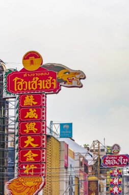 Bangkok Tayland 22 numara. Mai 2018 Tipik renkli alışveriş caddeleri tabela mağazaları ve Yaowarat Yolu Bangkok Tayland 'daki Çin Mahallesi.