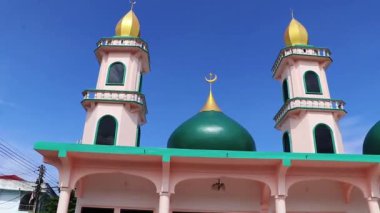 Sakhu Phuket Tayland 'daki Turkuaz ve Altın Thalang Camii Lil Abidin Camii mimarisi.