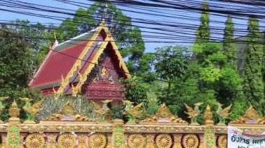 Thalang Phuket Tayland 'daki Wat Moğol Savaş Tapınağı' nın güzel altın ve renkli mimarisi.