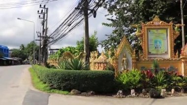 Thalang Phuket Tayland 'daki Wat Moğol Savaş Tapınağı' nın güzel altın ve renkli mimarisi.