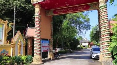Thalang Phuket Tayland 'daki Wat Moğol Savaş Tapınağı' nın güzel altın ve renkli mimarisi.