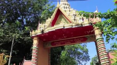 Thalang Phuket Tayland 'daki Wat Moğol Savaş Tapınağı' nın güzel altın ve renkli mimarisi.