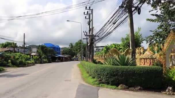 Hermosa Arquitectura Dorada Colorida Del Templo Wat Mongkol Wararam Thalang — Vídeo de stock