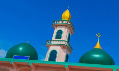 Sakhu Phuket Tayland 'daki Turkuaz ve Altın Thalang Camii Lil Abidin Camii mimarisi.